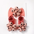Detail von korallenrosa Baby-Stirnband und Socken-Set mit 3D-Herz-Blumenapplikationen - Altrosa