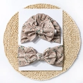 Détail du set turban et bandeau pour bébé avec motif marguerites sur tissu côtelé kaki - Style Imprimé Marguerite (H)