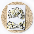 Bonnet et bandeau pour bébé à fleurs sur carte blanche avec détail de tapis tissé - Style Abstrait Jaune Brun (G)