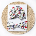 Détail d'un bonnet à nœud pour bébé et bandeau floral assorti en maille côtelée blanche - Style Floral Multicolore (F)