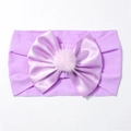 Détail d'un bandeau lilas pour bébé avec grand nœud en satin et pompon rose doux - Violet