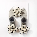 Detailansicht von grauem Baby Stirnband und Socken Set mit cremefarbenen 3D Blumen Mustern - Grau