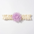 Dettaglio fascia in pizzo per neonati con fiore in organza viola e stami delicati - Viola