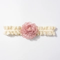Détail du bandeau en dentelle pour bébé avec fleur en mousseline rose et ruban doux - Mauve Foncé