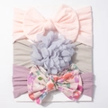 Dreiteiliges Baby Stirnband Set mit Schleifen und Blumen auf einer weißen Karte - Light Pink, Gray, Taro Purple