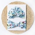 Détail de l'ensemble bonnet turban bébé fleuri bleu clair et bandeau à nœud sur carton - Style Floral Bleu Clair (B)