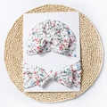 Détail d'un ensemble turban et bandeau fleuris pour bébé en maille côtelée avec nœuds - Style Floral Rose et Bleu (A)