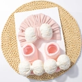 Dettaglio set cappello e calzini neonato rosa con fiocchi in pizzo floreale - Set Berretto e Calzini / Rosa Loto