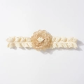 Détail de la fleur en tissu champagne et du bandeau en dentelle élégant pour bébés - Café