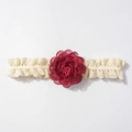 Détail d'un bandeau bébé en dentelle crème avec fleur en mousseline bordeaux et perles - Bordeaux