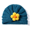 Dettaglio del cappello a turbante in maglia blu scuro con un fiore giallo fatto a mano per neonati - Blu Notte