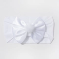 Detail van witte baby nylon hoofdband met grote satijnen strik en zachte pluche pompon - Wit
