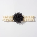 Détail du bandeau en dentelle pour bébé avec fleur en tissu noir 3D et perles décoratives - Noir