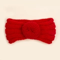 Detail eines roten Zopfstrick-Babystirnbandes mit einer handgemachten Häkelblume - Rot