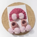 Détail du lot bonnet et chaussettes bébé avec gros nœud fleuri brodé en coton doux - Ensemble Bonnet et Chaussettes / Vieux Rose