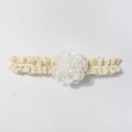 Vue détaillée du bandeau en dentelle crème avec fleur et perle pour nourrisson - Blanc