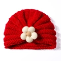 Dettaglio del berretto in maglia rossa per neonati con fiore 3D beige e trama a coste - Rosso