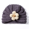 Dettaglio del cappello in maglia viola per neonati con grande fiore e coste - Grigio