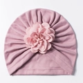 Dettaglio del cappellino neonato con pieghe in maglia e un ornamento floreale 3D stratificato - viola taro