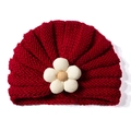 Dettaglio del turbante rosso a maglia per neonati con fiore di velluto bianco e giallo - Borgogna