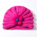 Detailansicht der rosaroten Baby-Strickmütze mit 3D-Blumenakzent und weicher Strickstruktur - Rosenrot