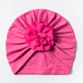 Dettaglio del turbante rosa per neonati con una grande decorazione floreale in tessuto 3D - Rosso rosa