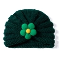 Dettaglio del cappello in maglia verde scuro per neonati con piccolo fiore giallo decorativo - Verde