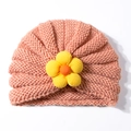 Dettaglio del cappello a turbante in maglia rosa per neonati con un fiore 3D giallo - Marrone chiaro