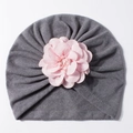 Dettaglio del berretto in maglia grigia per neonato con un fiore rosa decorativo - Grigio