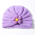 Dettaglio del turbante neonato in maglia viola con un fiore decorativo giallo e viola - Viola