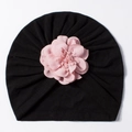 Dettaglio cappello neonato in maglia nera con un fiore rosa in chiffon morbido - Nero