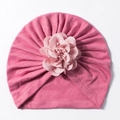 Dettaglio di un turbante rosa per neonati con fiore in tessuto a strati e morbido cotone - colore fagiolo rosso