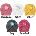 Détails de cinq bonnets bébé en couleurs variées avec patch coeur à paillettes - Mélange 5 Couleurs