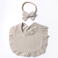 Dettaglio bavaglino neonato in mussola di cotone color avena con volant e fascia abbinata - Grigio