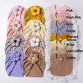 Dettaglio del bavaglino per neonati in cotone a coste con pizzo e turbante con fiore - Mix di 8 Colori