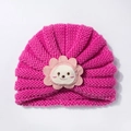 Détail d'un bonnet en tricot rose vif pour bébé avec un écusson d'animal mignon brodé - Rose rouge