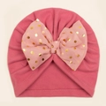 Détail du bonnet turban rose pour bébé avec nœud à pois dorés et tissu élastique doux - Mauve Foncé