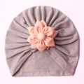 Baby Winter Turbanmütze in weichem Grau mit pfirsichfarbener Stoffblume verziert - Grau