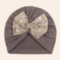 Détail du bonnet bébé gris avec un grand nœud décoré de pois dorés brillants - Gris