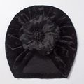 Détail du bonnet turban pour bébé en velours noir avec une grande fleur faite à la main - Noir