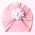 Rosa Baby-Turbanmütze mit großer weißer Blume und weichem, plissiertem Strickstoff - Rosa