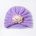 Texture détaillée du bonnet turban violet pour bébé avec écusson lion mignon pour l'hiver - Violet