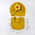 Dettaglio cappello neonato in maglia waffle con fiore e bavaglino in pizzo giallo - Giallo Terra