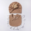 Dettaglio cappello neonato in cotone waffle kaki con fiore e bavaglino in pizzo - caffè