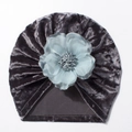 Détail d'un turban en velours gris foncé pour bébé orné d'une fleur bleue en tissu - Gris foncé