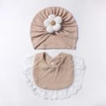 Set berretto a turbante con fiore e bavaglino a coste con pizzo per neonati - Caffè Chiaro