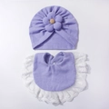 Dettaglio del berretto per neonati a coste lavanda con fiore e set di bavaglini in pizzo - Viola