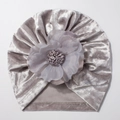 Détail d'un bonnet turban en velours gris argenté avec une grande fleur en mousseline - Gris clair