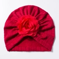 Détail du turban rouge pour bébé avec une grande rose en tissu 3D et une maille tricotée - Rouge