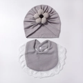 Dettaglio set cappello e bavaglino neonato in maglia a nido d'ape con pizzo e fiori - Grigio